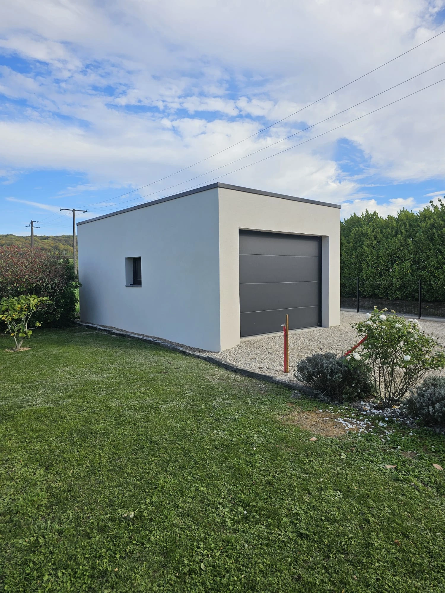 Vue du garage et de ses abords