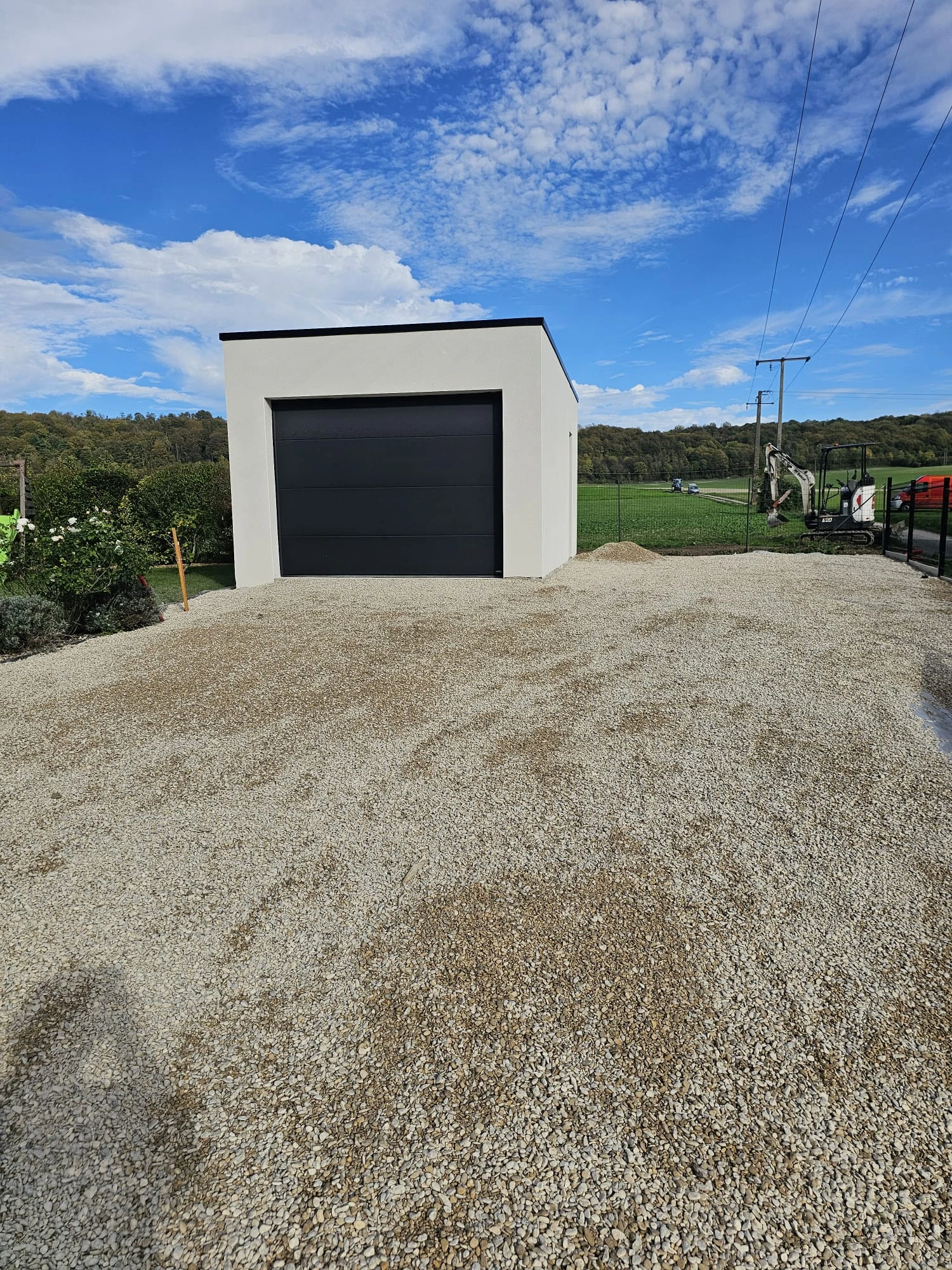 Vue du garage depuis la cour